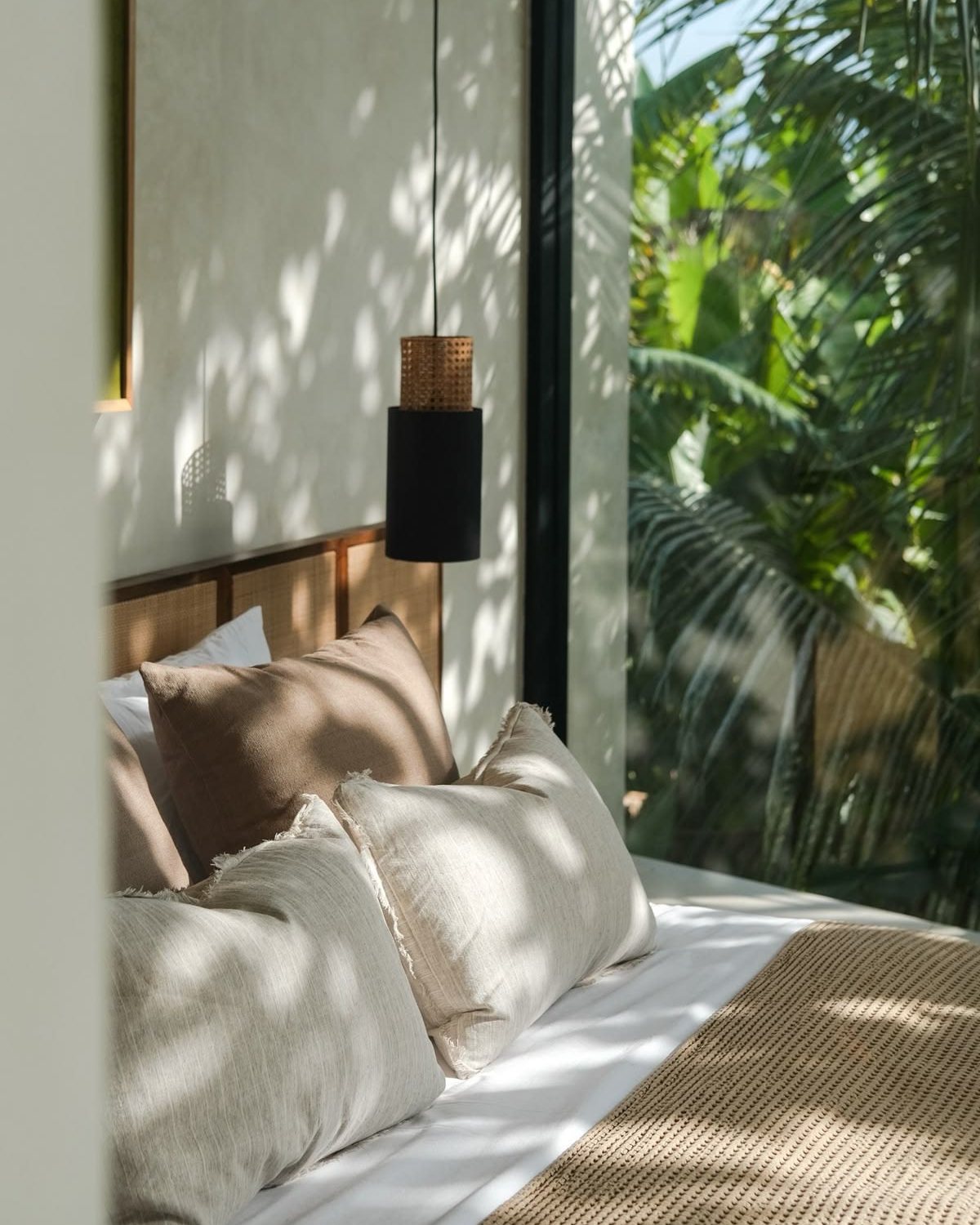 Intérieur baigné de lumière, ombres de feuillage